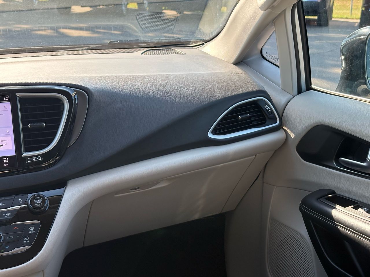 2024 Chrysler Pacifica Touring L - Photo 13