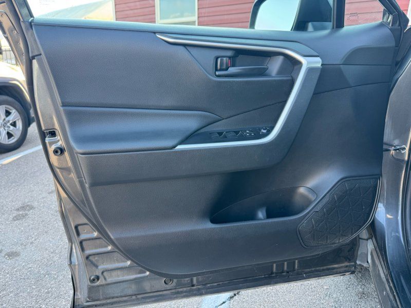 2021 Toyota RAV4 LE photo 10