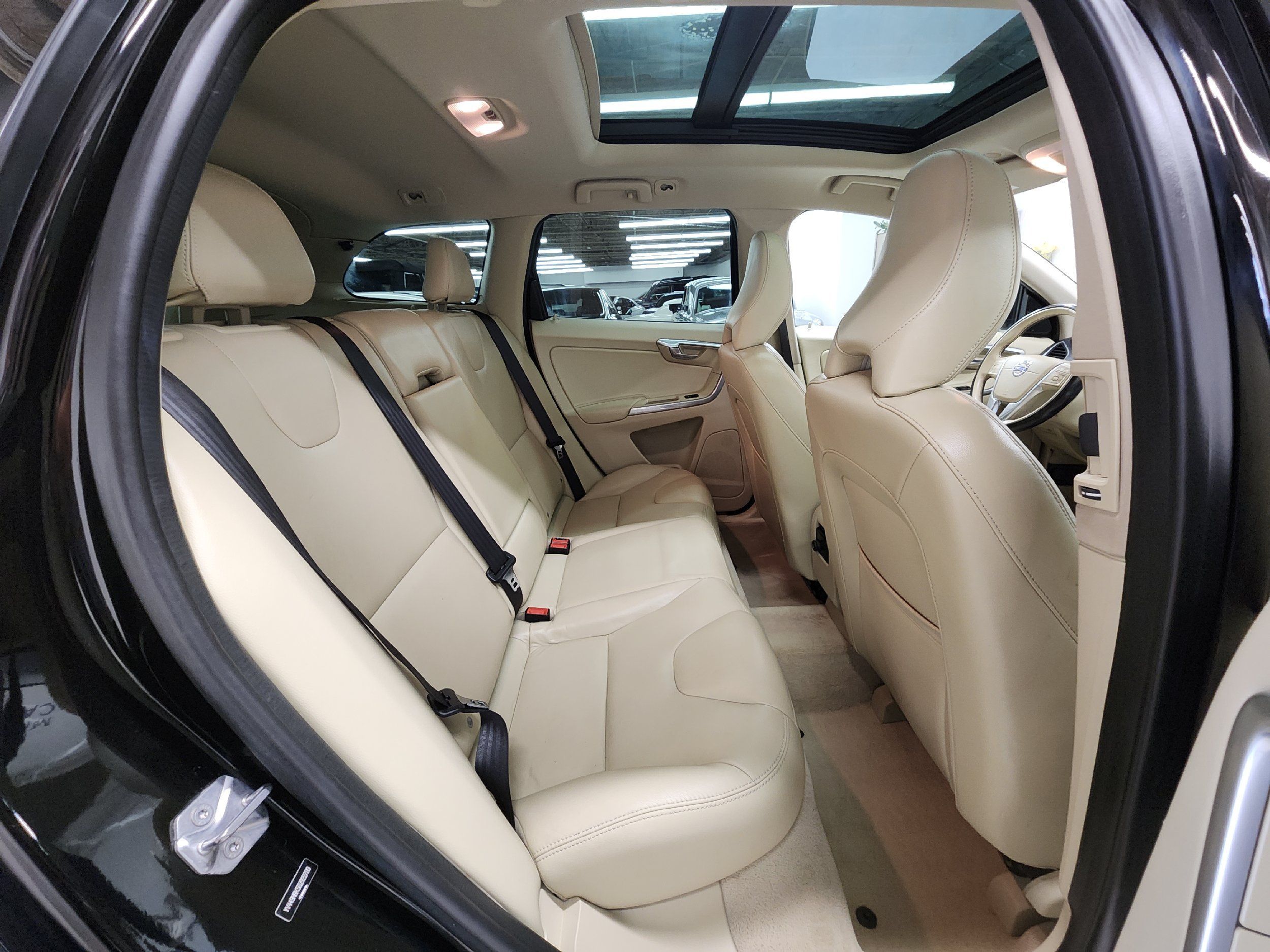 2016 Volvo XC60 T6 Drive-E photo 14
