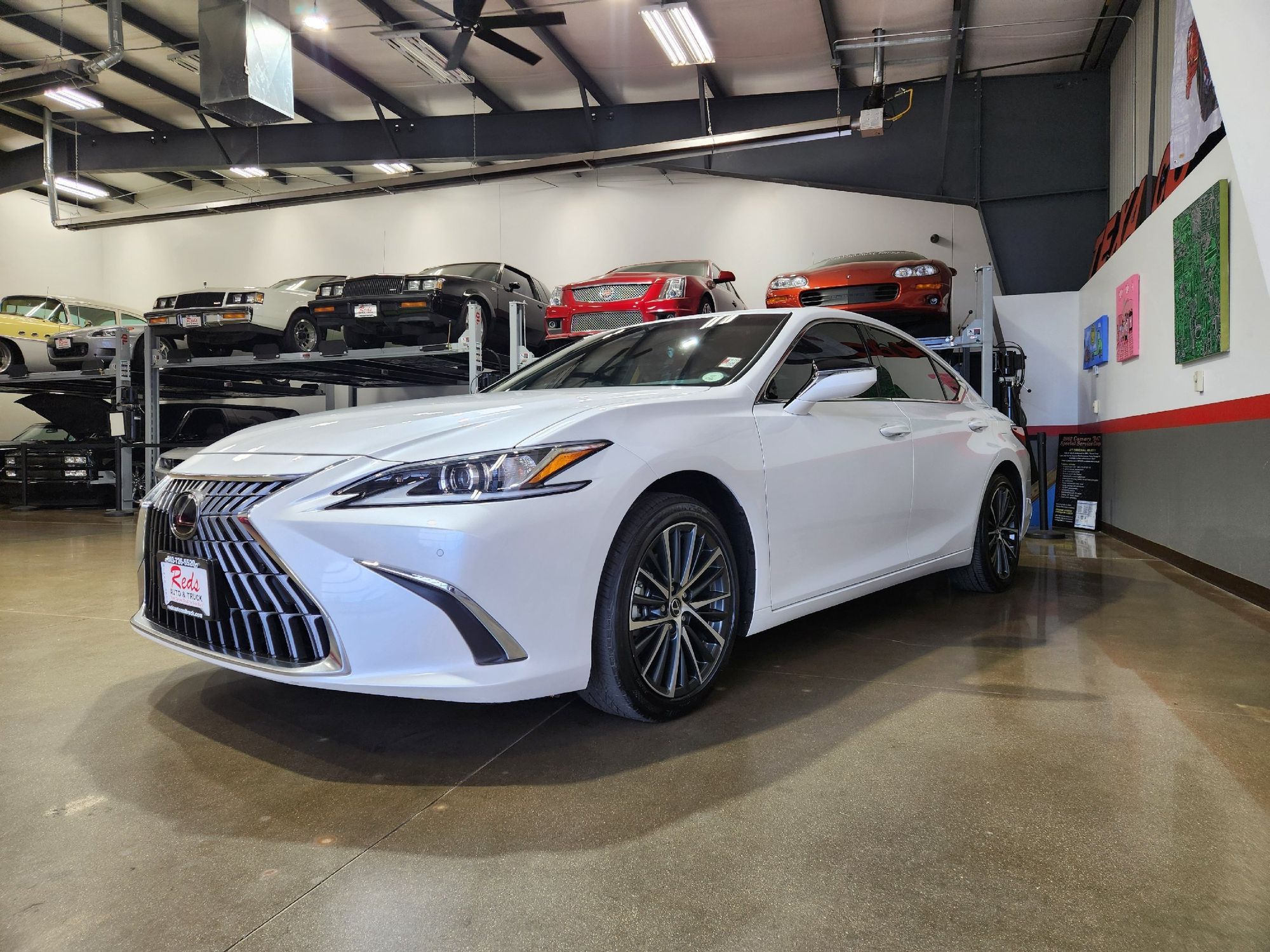 2023 Lexus ES 300h photo 2