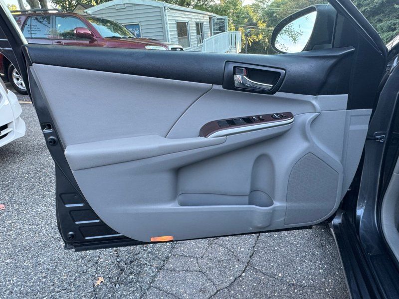 2012 Toyota Camry XLE photo 14