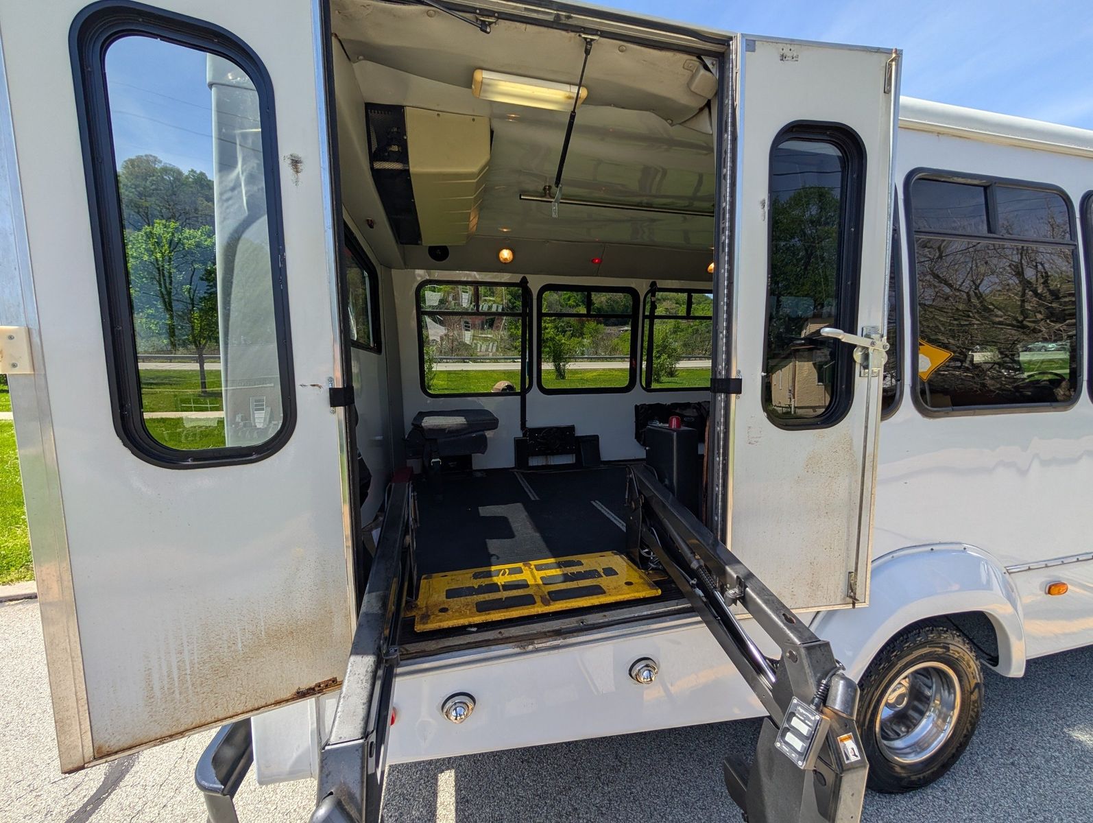 2007 Ford E-450 Cutaway 39