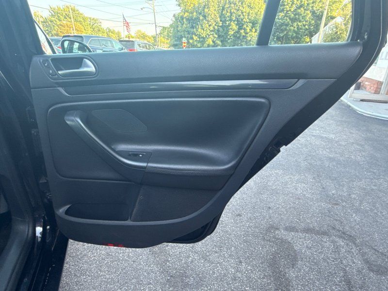 2012 Volkswagen Jetta SportWagen 2.5L SE photo 19