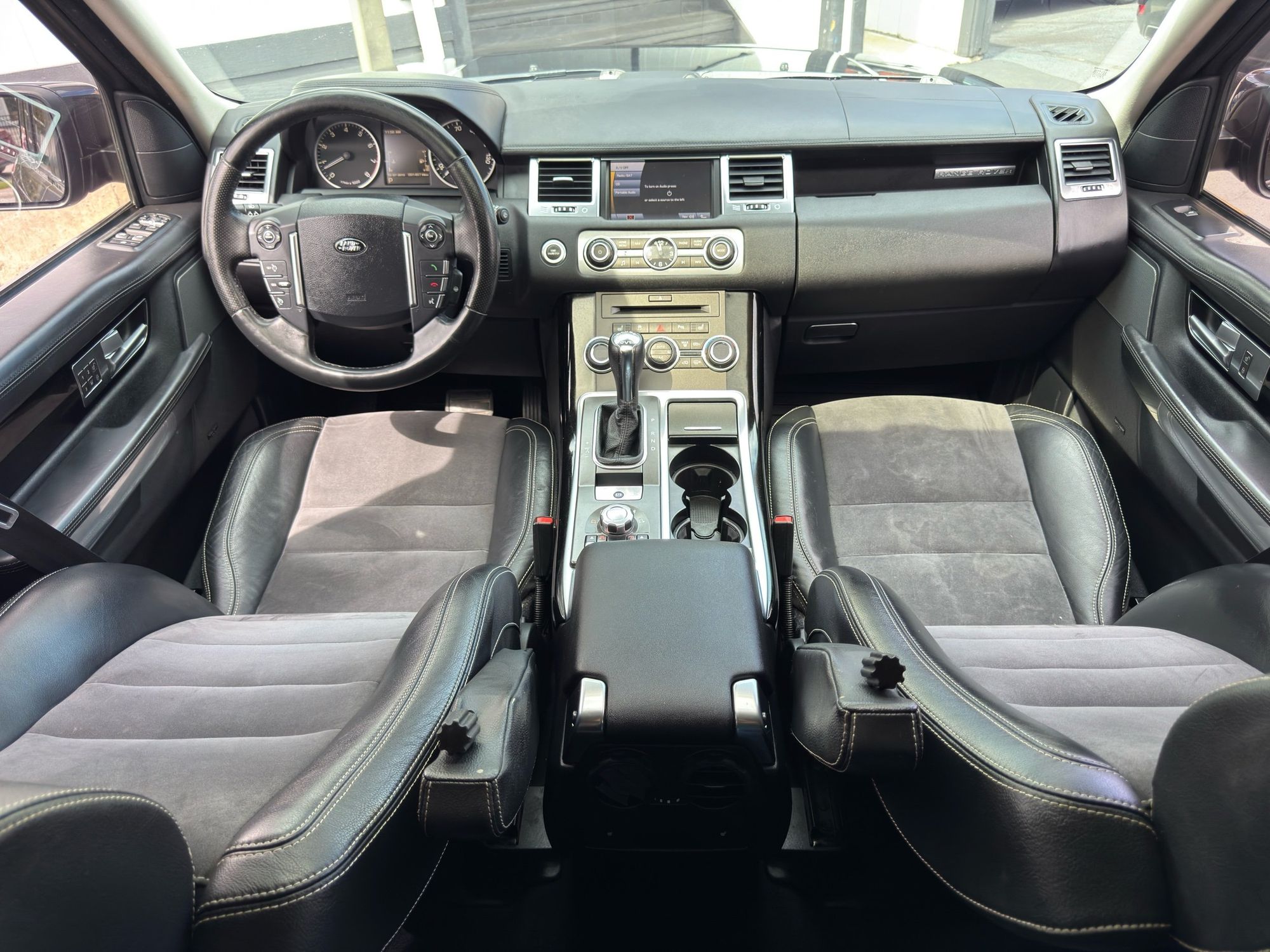 2010 Land Rover Range Rover Sport HSE photo 10