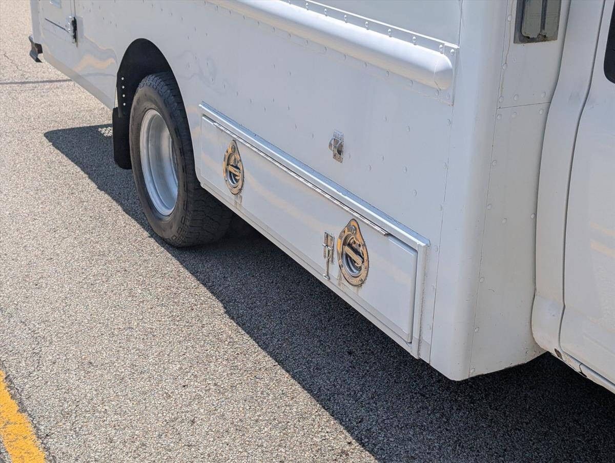 2008 Chevrolet Express Cutaway 23