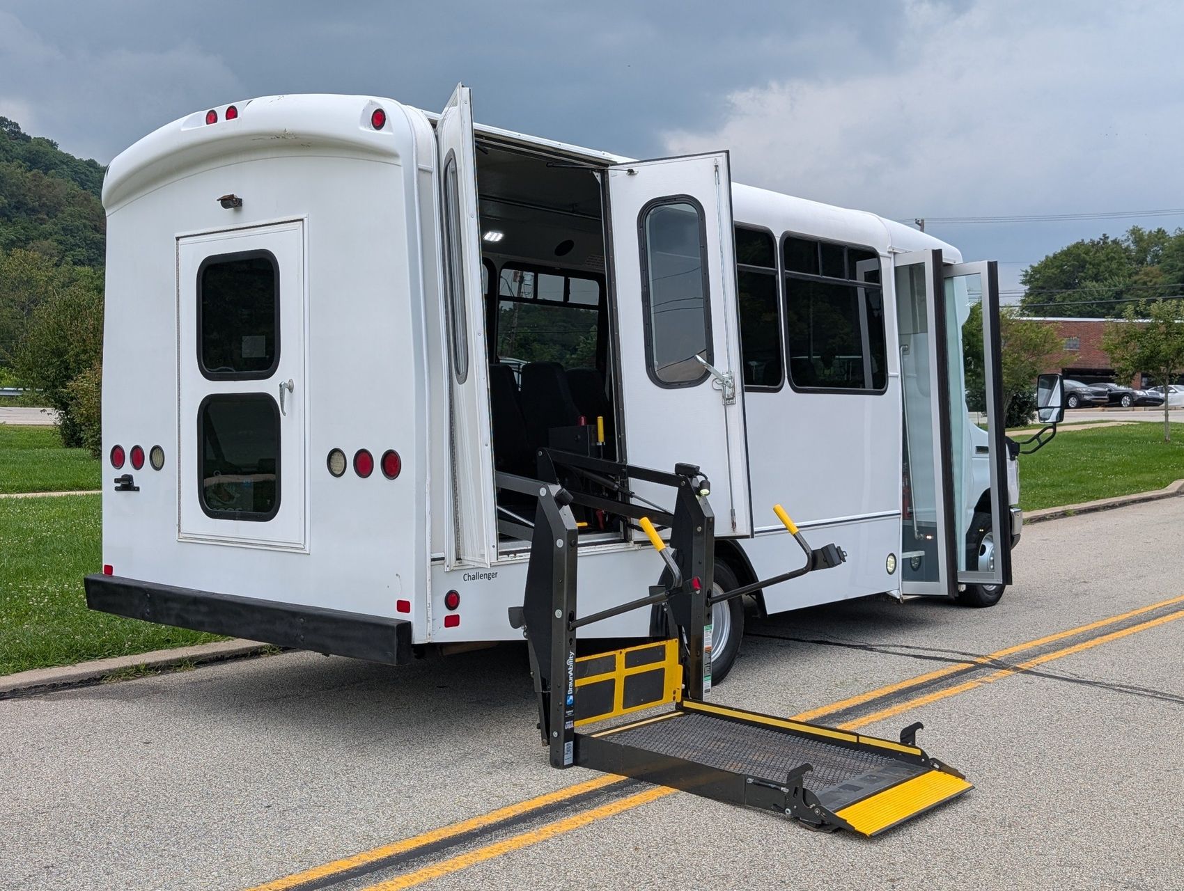 2016 Ford E-350 17
