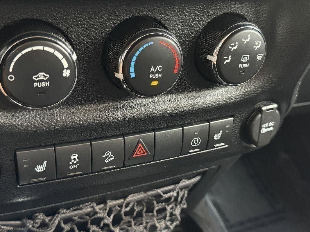2013 Jeep Wrangler Unlimited Freedom photo 13
