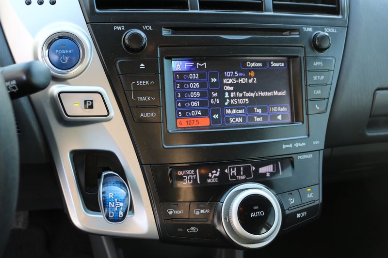 2013 Toyota Prius v Photos