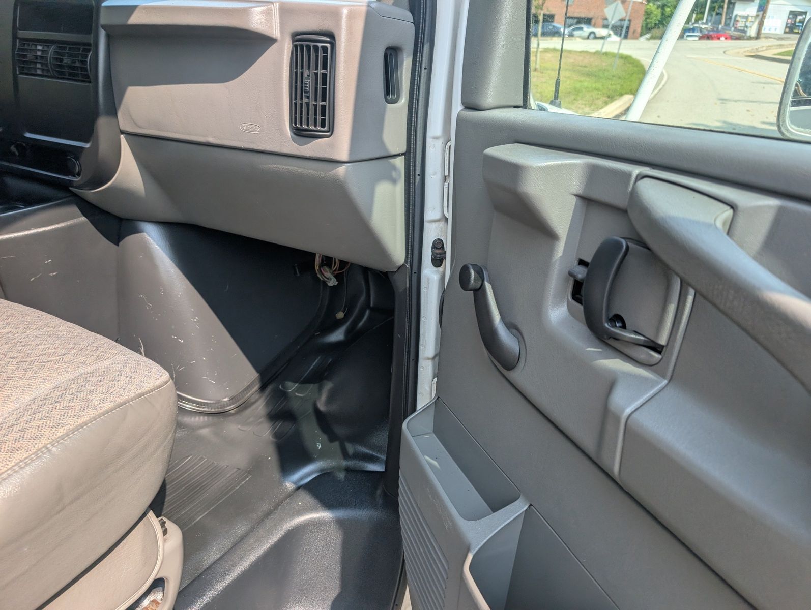 2004 Chevrolet Express Cutaway 24