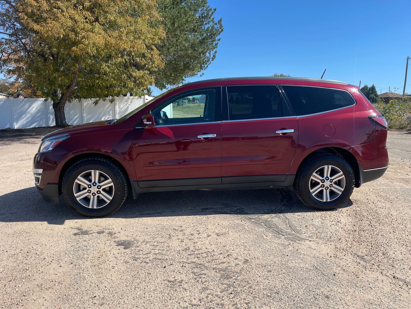 2016 Chevrolet Traverse 1LT photo 2