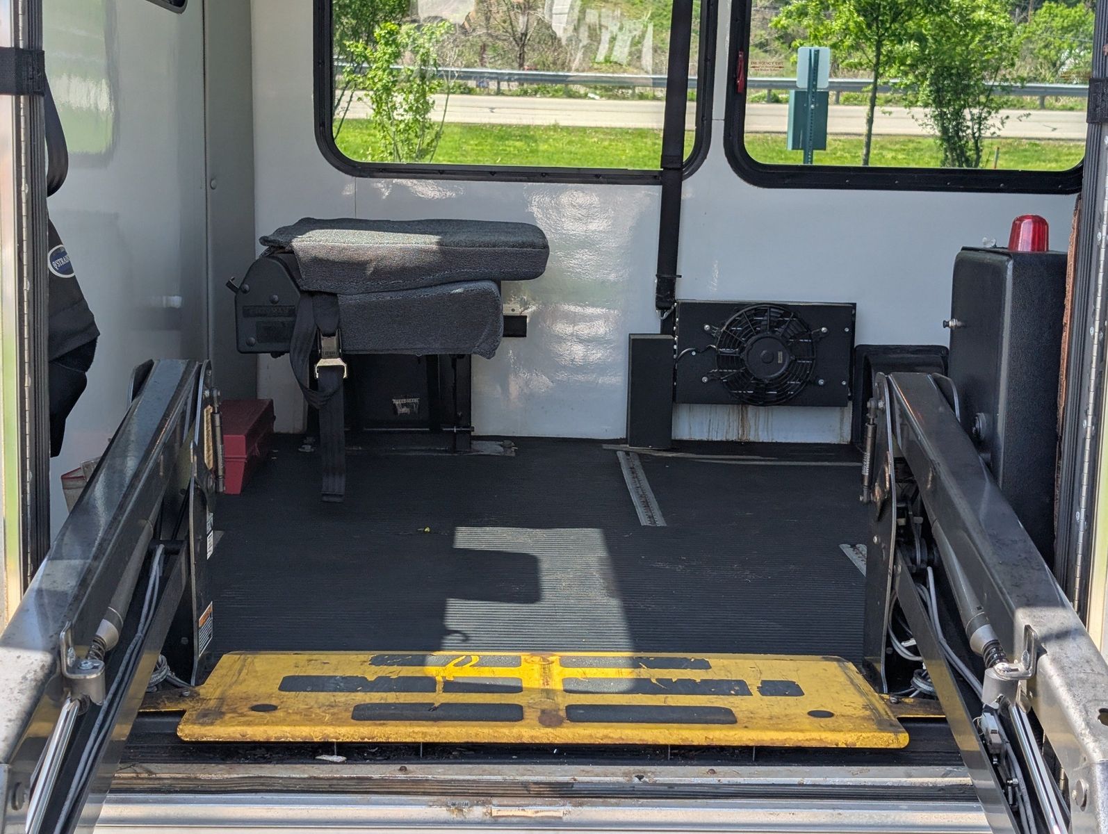 2007 Ford E-450 Cutaway 37