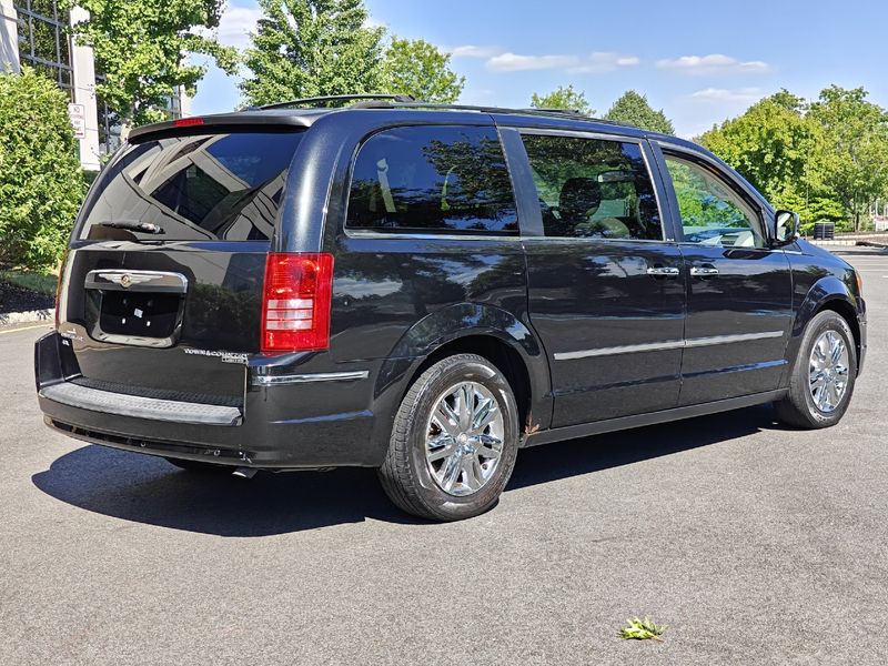 2010 Chrysler Town and Country Photos