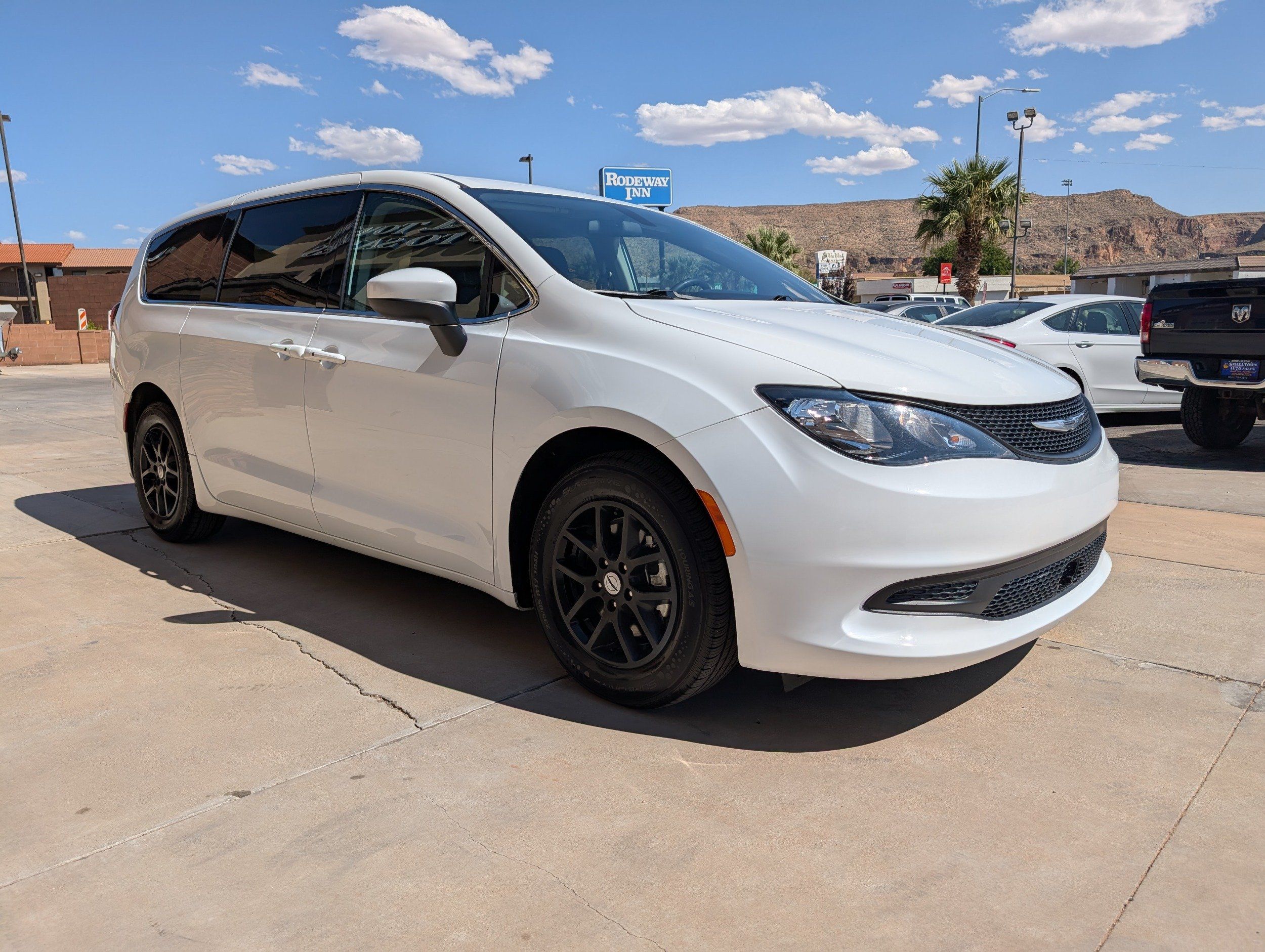 2022 Chrysler Voyager LX - Photo 6