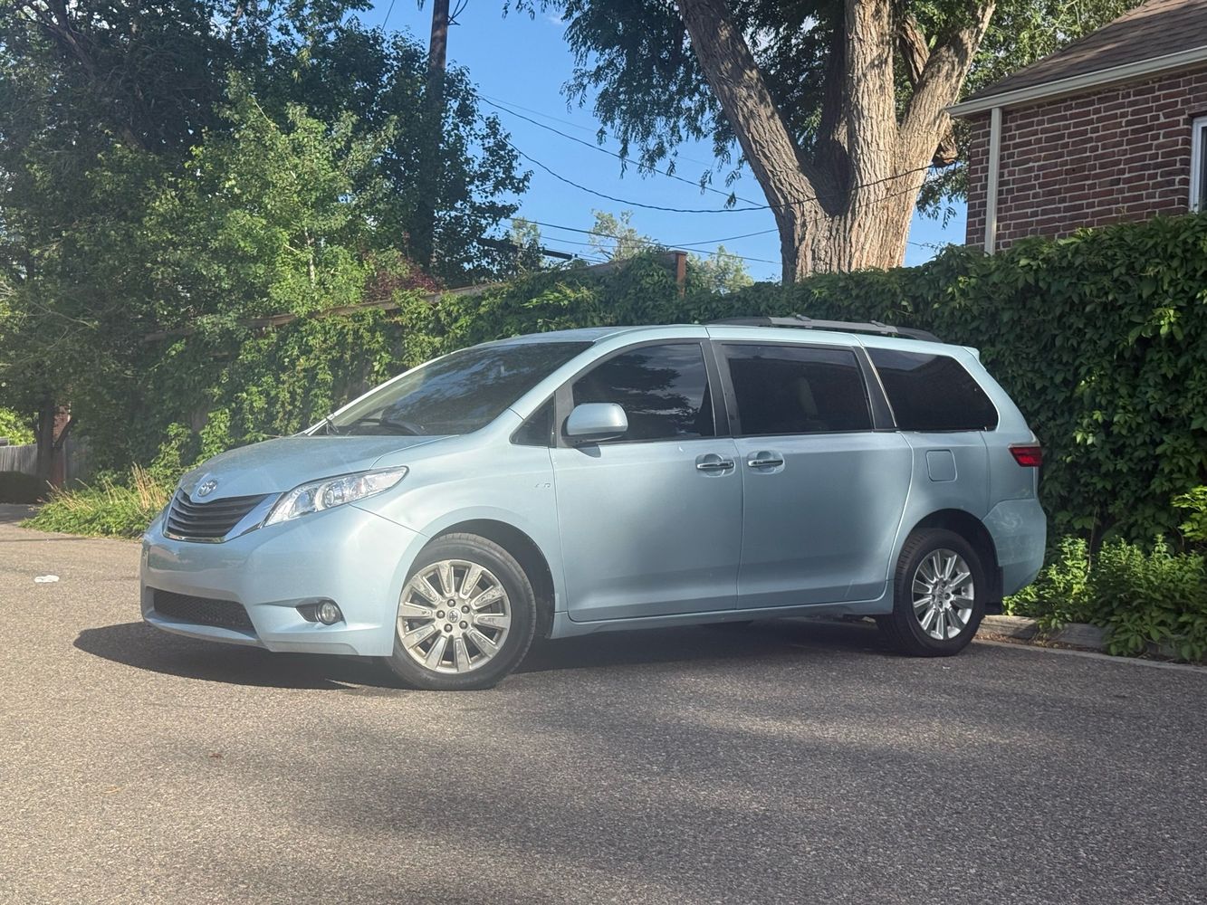 2017 Toyota Sienna XLE V6 AWD 7-Passenger's photo