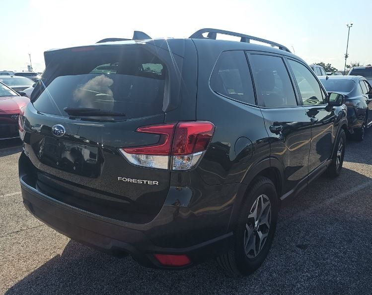 2023 Subaru Forester Premium photo 4