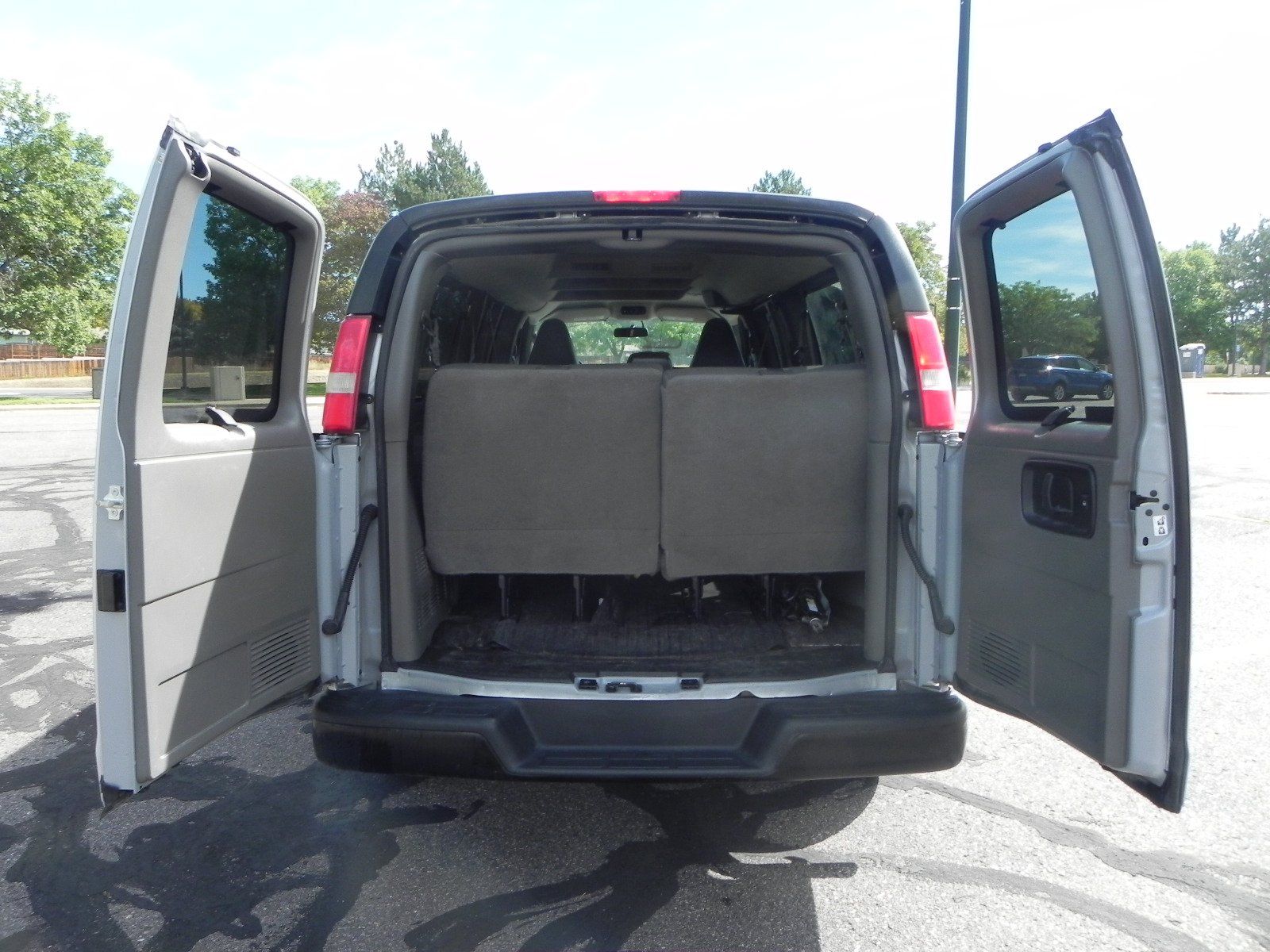 2017 Chevrolet Express LS 3500 photo 17