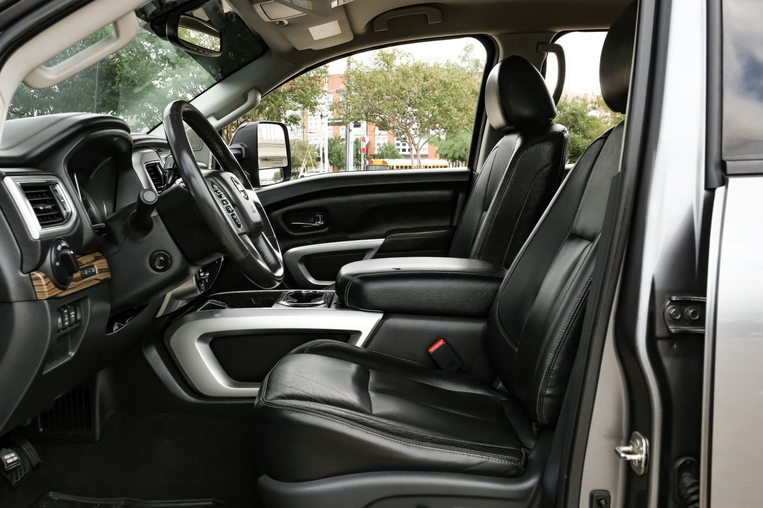 2017 Nissan Titan SL photo 3