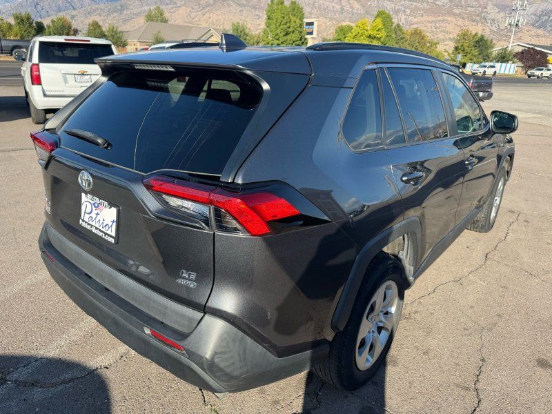 2021 Toyota RAV4 LE photo 5