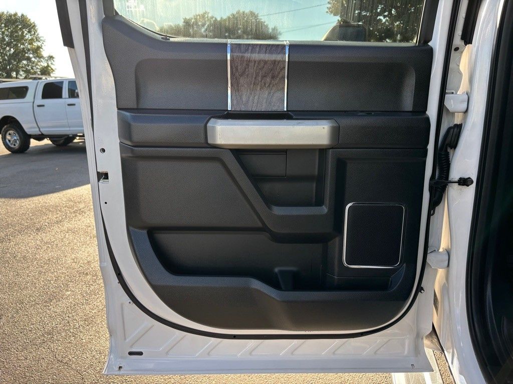 2017 Ford F-250 Lariat photo 16