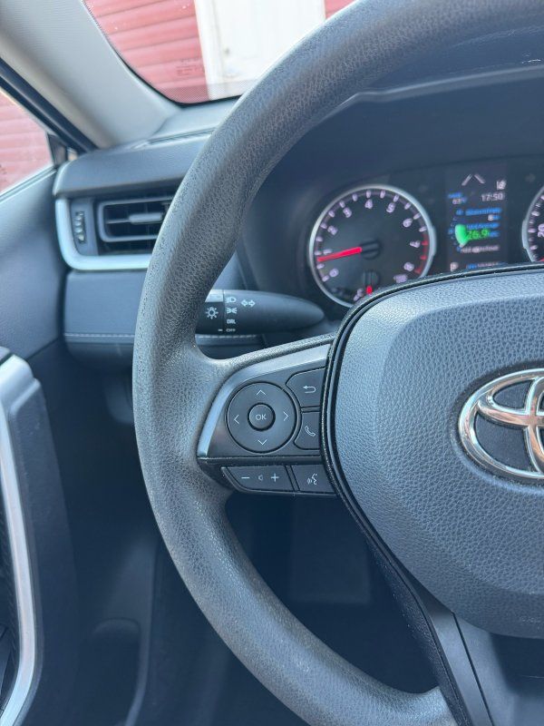 2021 Toyota RAV4 LE photo 14