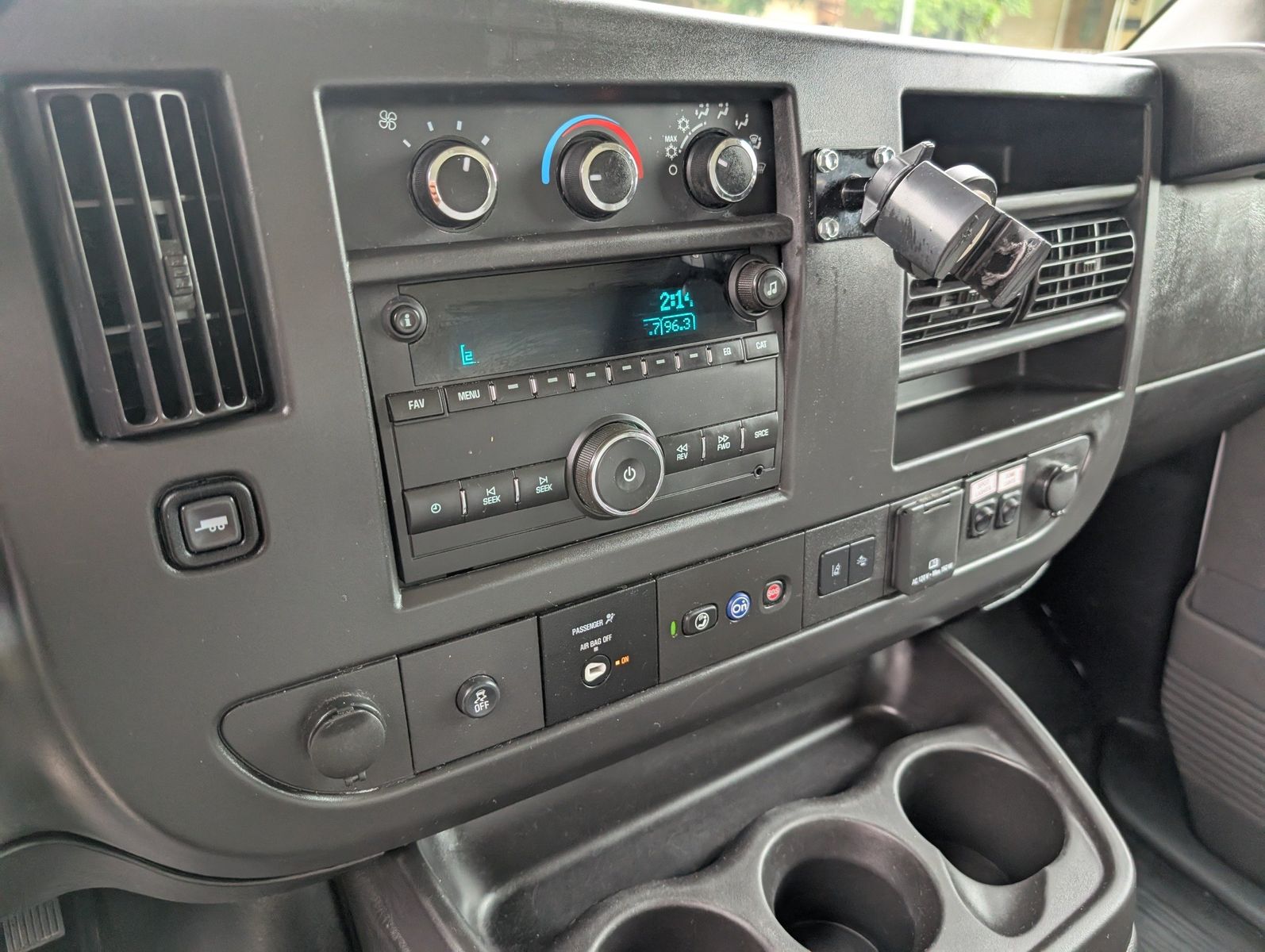 2024 Chevrolet Express Cutaway 282