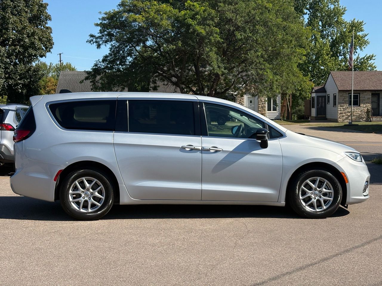2024 Chrysler Pacifica Touring L - Photo 9