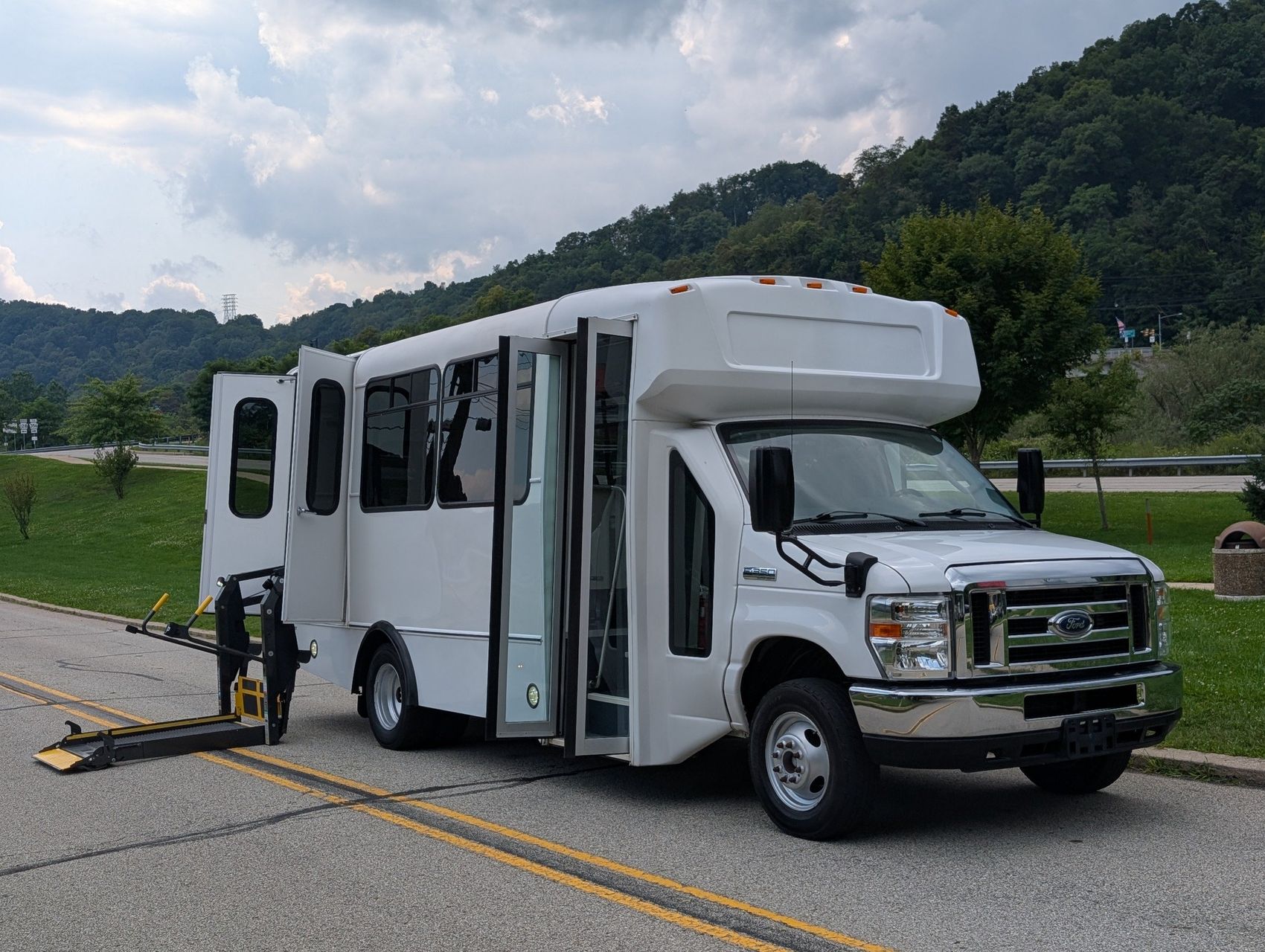 2016 Ford E-350 15