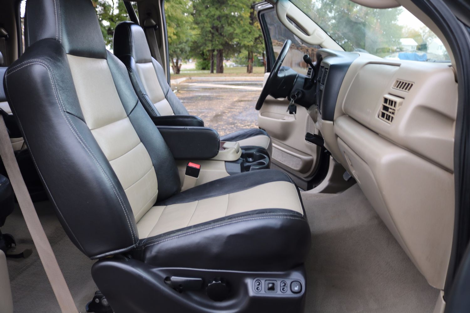 2005 excursion eddie bauer seats