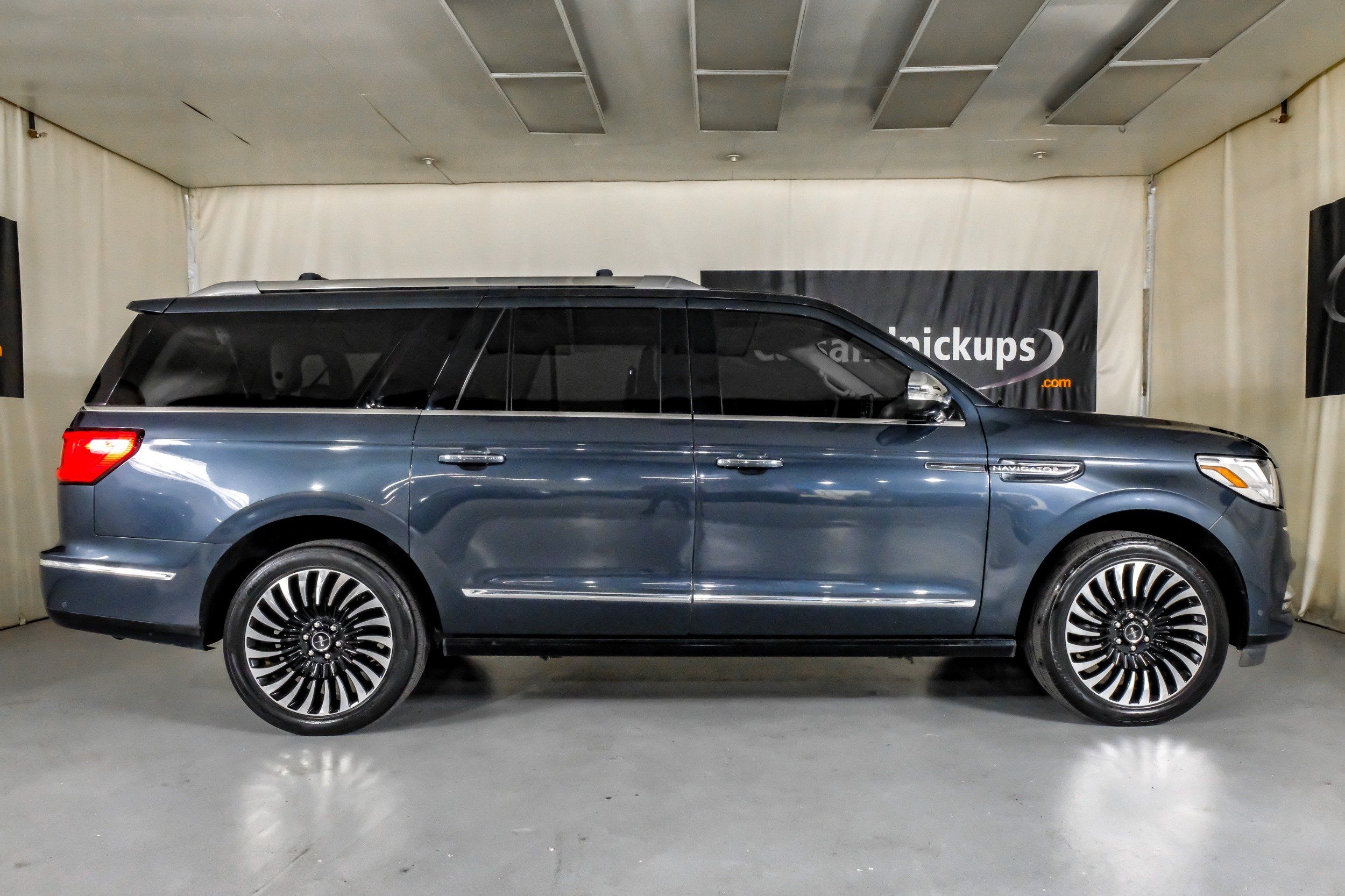 2021 Lincoln Navigator Black Label photo 2