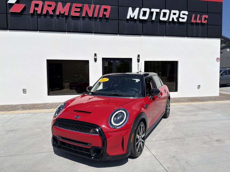 Red 2022 MINI Cooper Hatchback Front-Wheel Drive 7-Speed Automatic