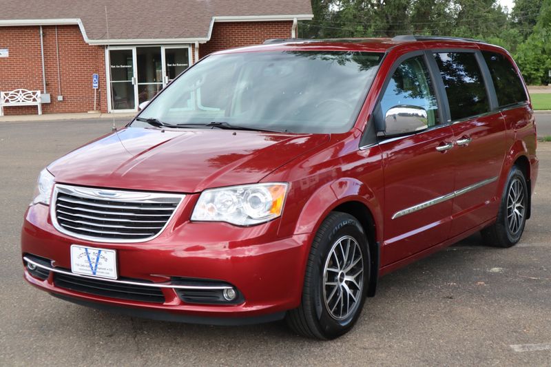 2012 Chrysler Town and Country Photos