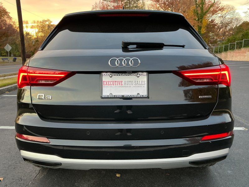 2021 Audi Q3 Premium 40 TFSI photo 2