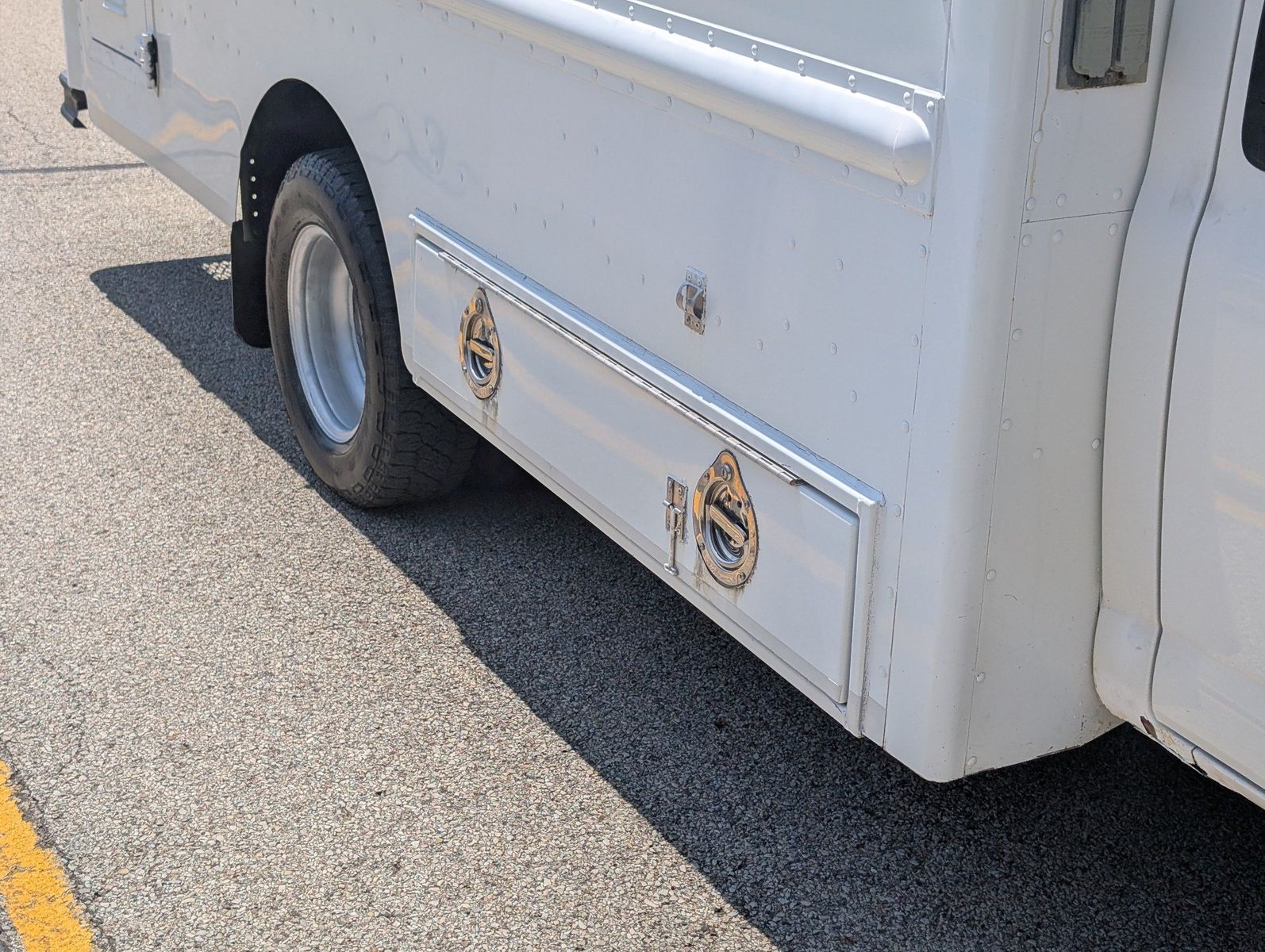 2009 Chevrolet Express Cutaway 23