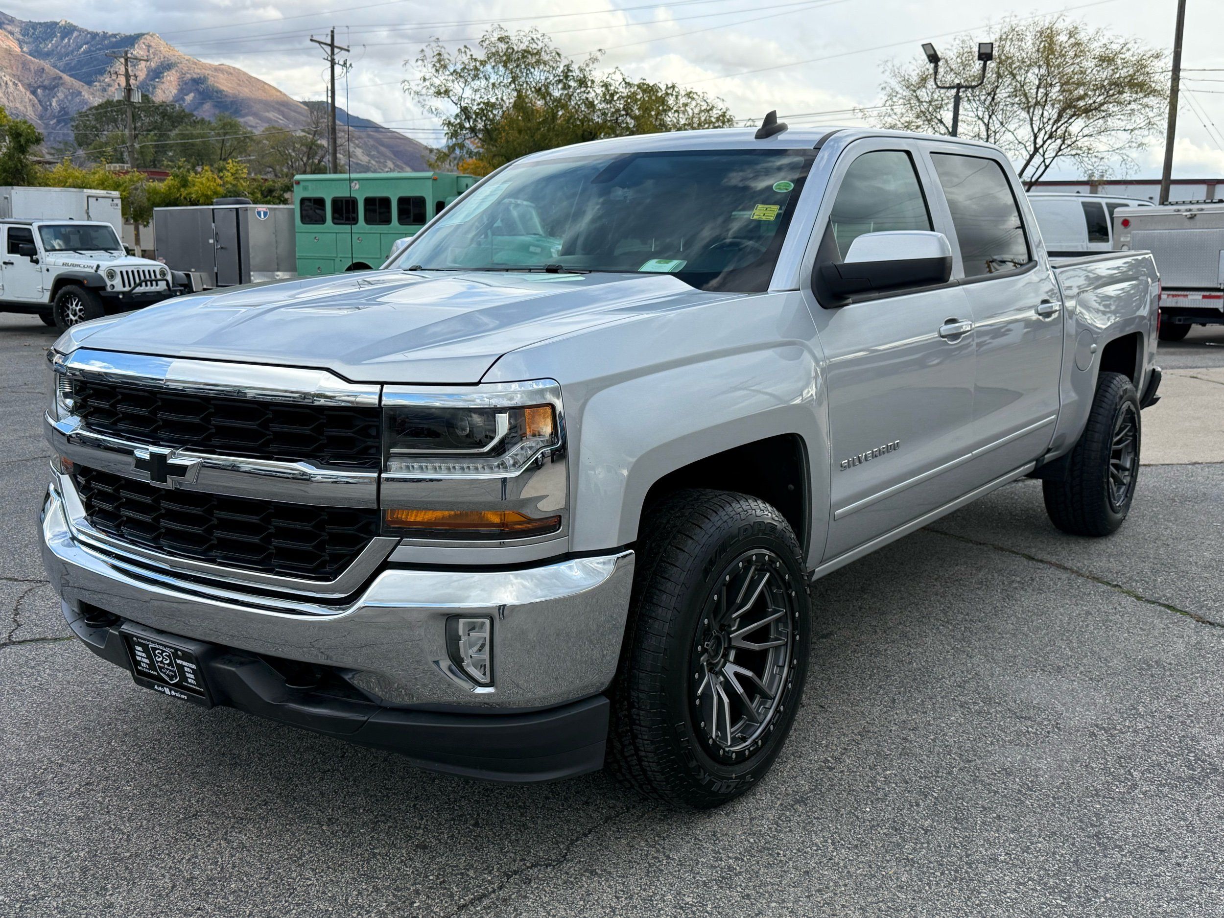 2017 Chevrolet Silverado 1500 LT photo 2