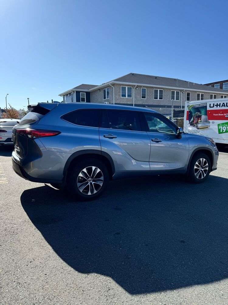 2022 Toyota Highlander XLE photo 4