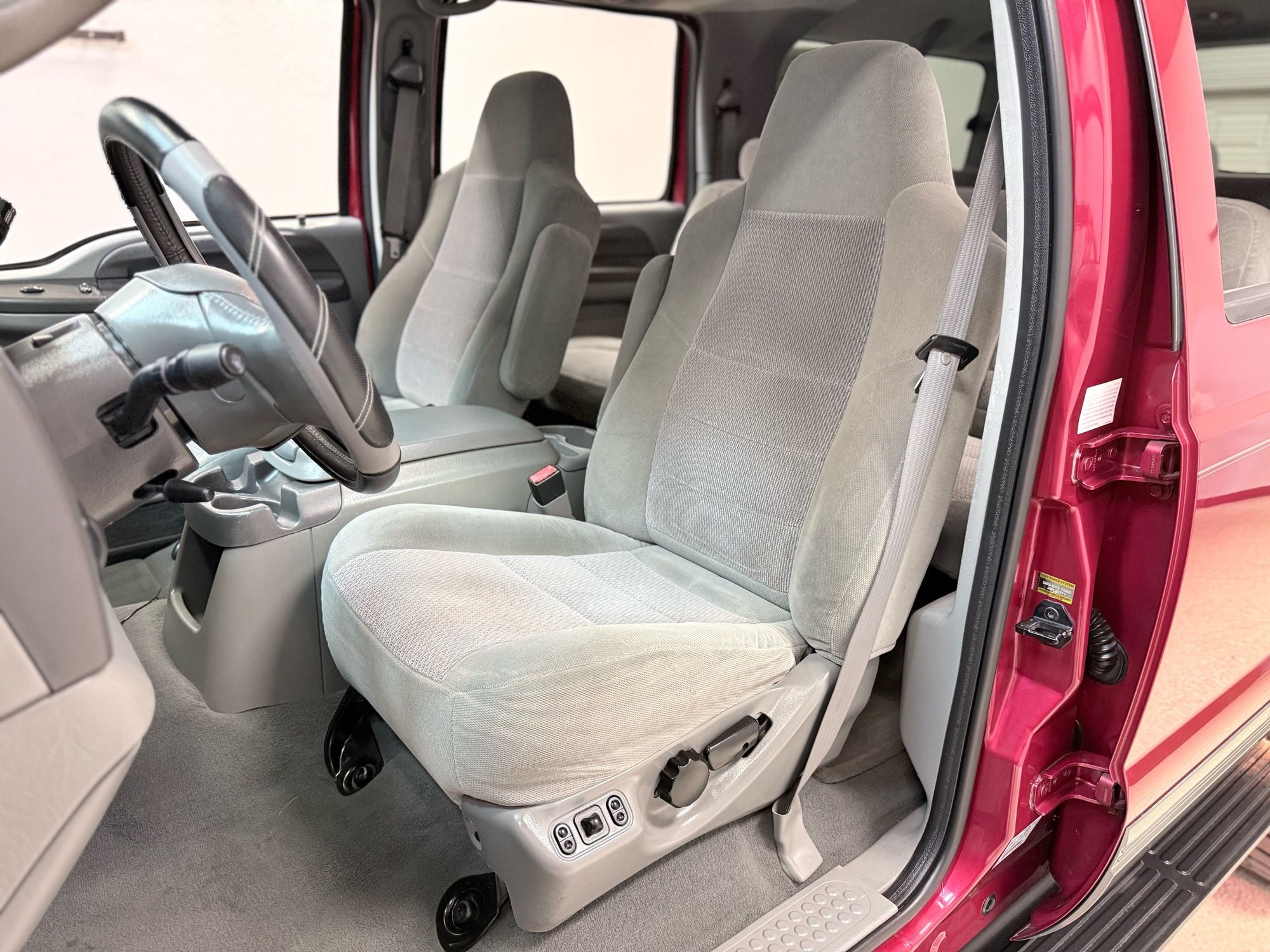 2003 Ford Excursion XLT photo 23