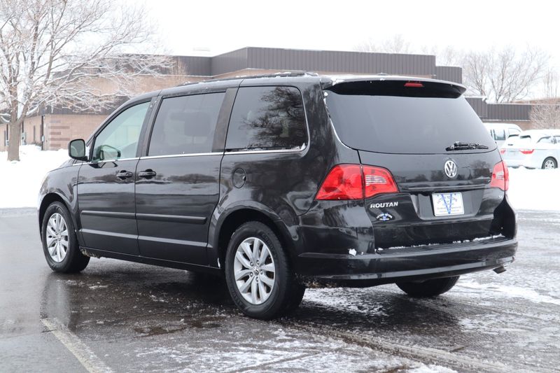 2012 Volkswagen Routan Photos