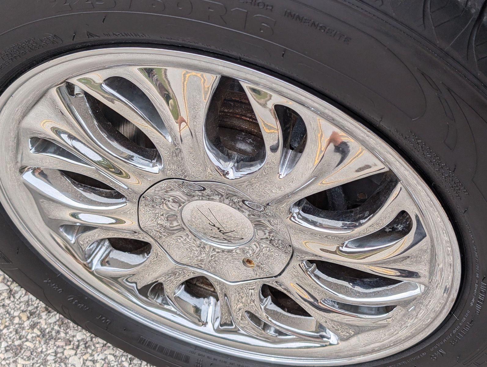 2005 Cadillac DeVille 26