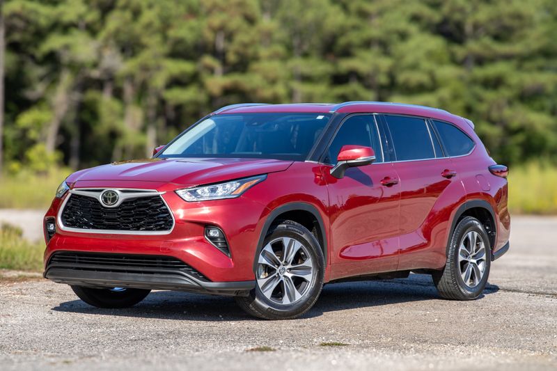 Red 2020 Toyota Highlander SUV / Crossover Front-Wheel Drive 8-Speed Automatic