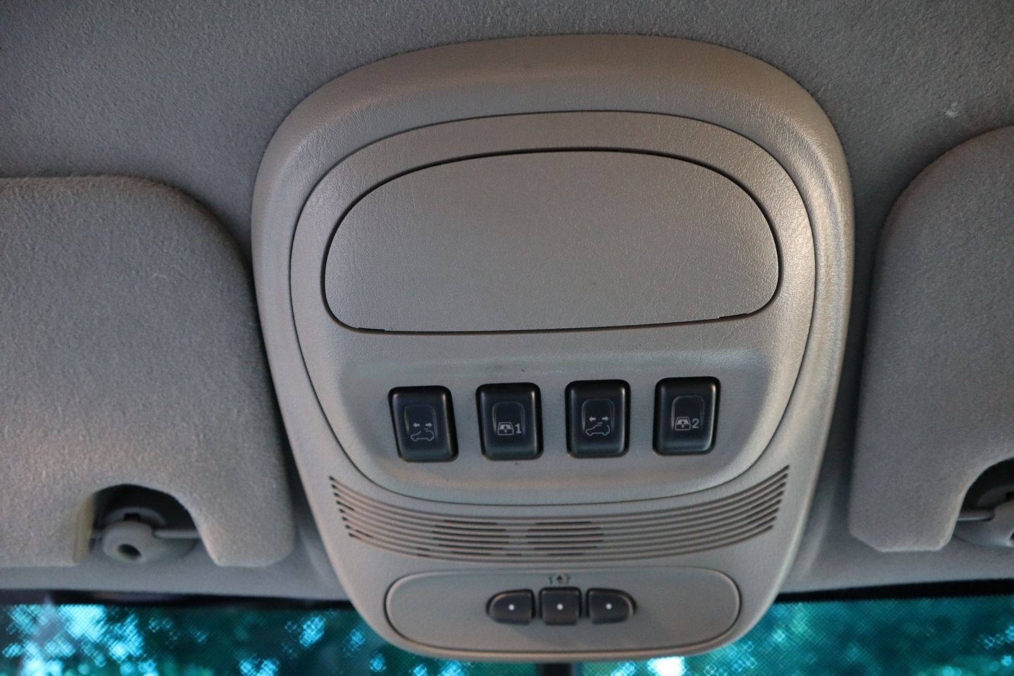 Midgate Button 2004 GMC Envoy XUV SLT | Victory Motors of Colorado