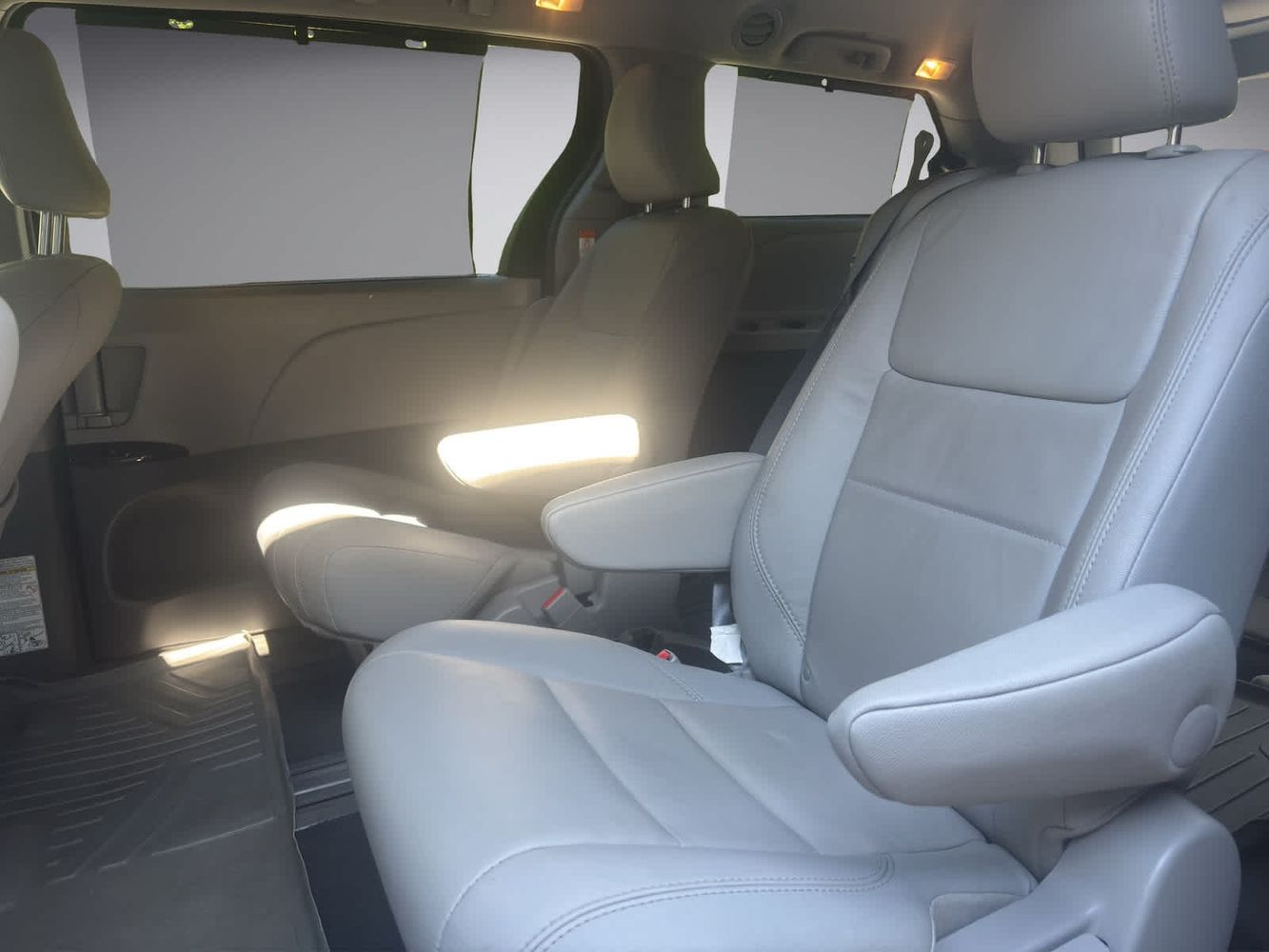 2017 Toyota Sienna XLE Premium photo 11