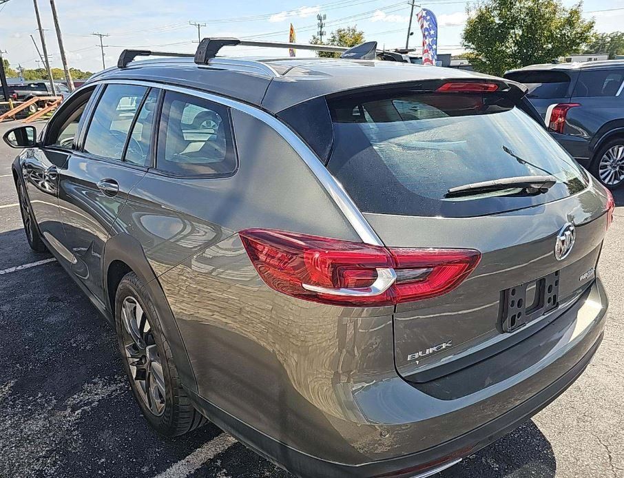 2018 Buick Regal TourX Essence photo 2