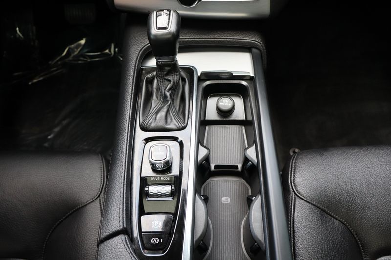 2016 Volvo XC90 T6 Momentum | Victory Motors of Colorado