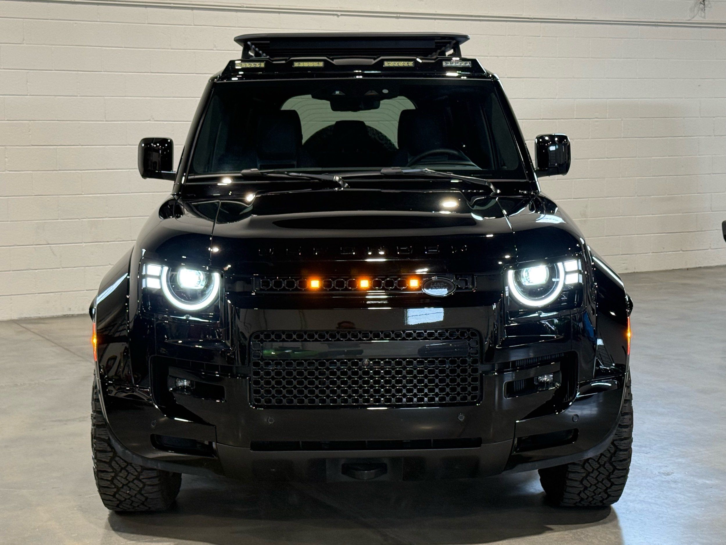 2026 Land Rover Defender P635 OCTA Black, photo 8