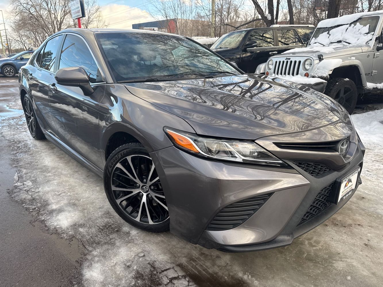 2020 Toyota Camry SE's photo
