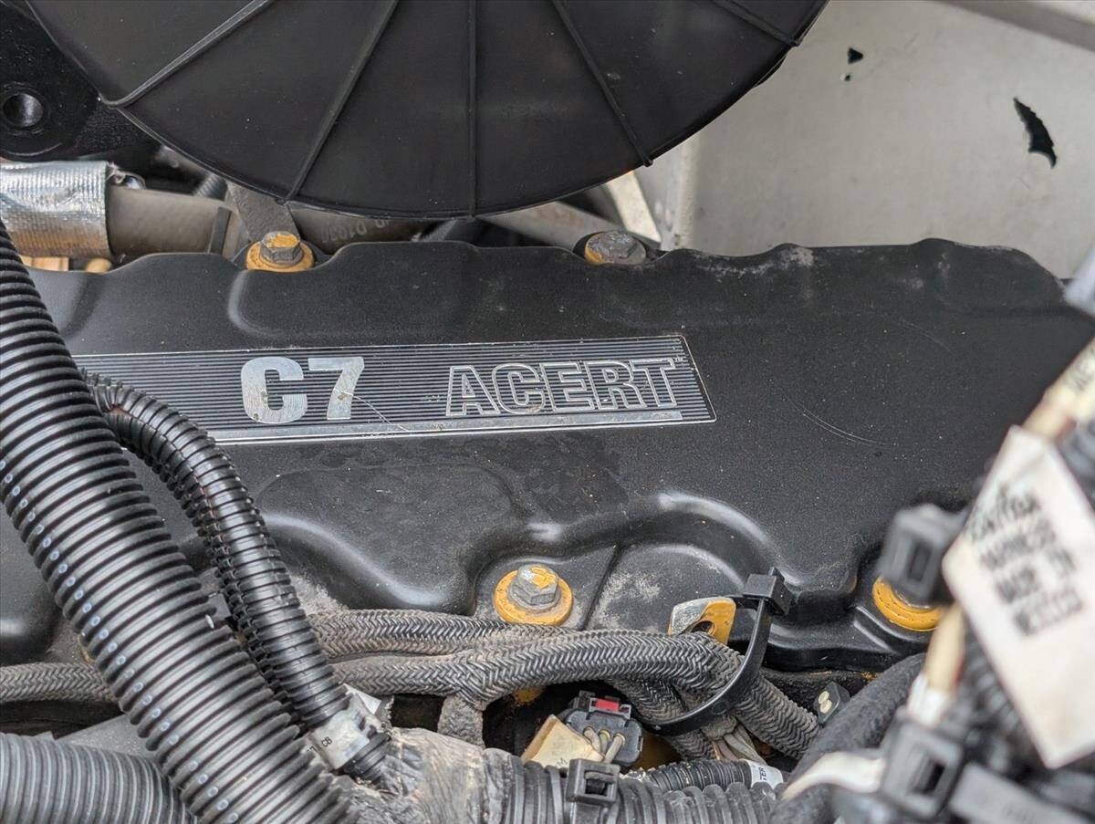 2007 Peterbilt 335 74