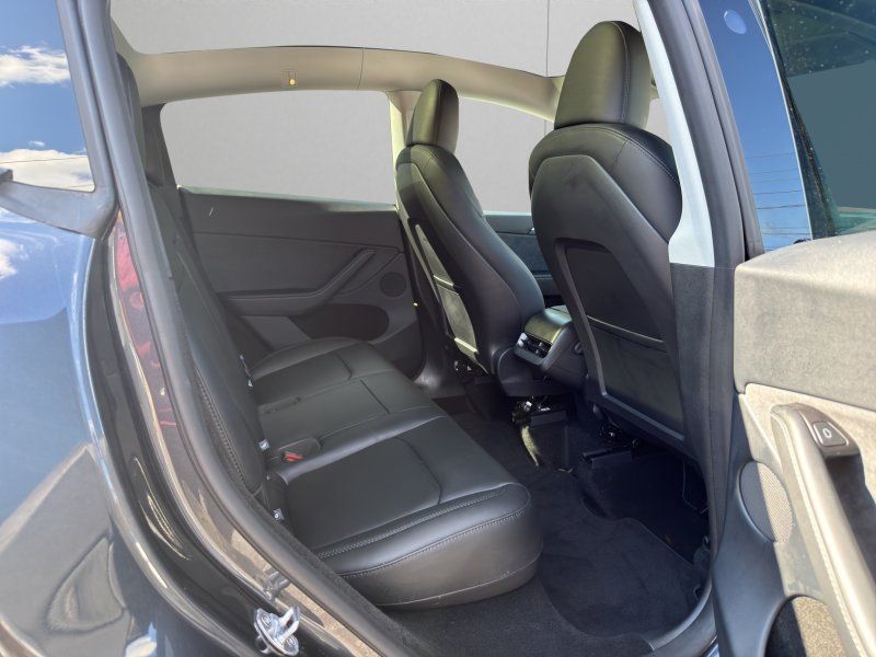 2025 Tesla Model Y Long Range photo 12