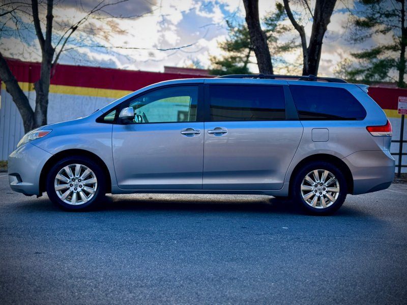 2012 Toyota Sienna LE photo 4