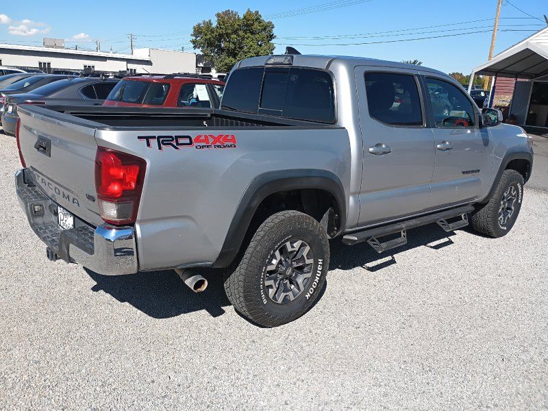 2018 Toyota Tacoma TRD photo 5