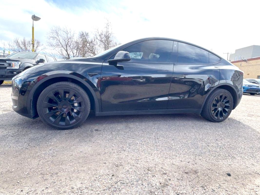 View vehicle photo 3